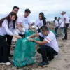 Dukung Gerakan Indonesia ASRI, BRI Peduli Ajak Masyarakat Bersih-bersih Pantai untuk LingkunganBerkelanjutan d