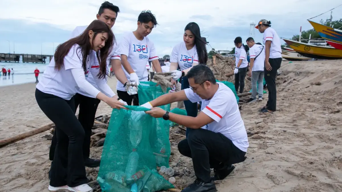 Dukung Gerakan Indonesia ASRI, BRI Peduli Ajak Masyarakat Bersih-bersih Pantai untuk LingkunganBerkelanjutan d