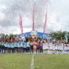 Para Champion dan runner-up MilkLife Soccer Challenge Bandung Seri 2 2025 - 2026 KU 10 dan KU 12 merayakan kem