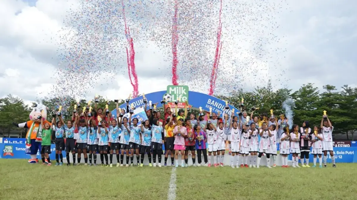 Para Champion dan runner-up MilkLife Soccer Challenge Bandung Seri 2 2025 - 2026 KU 10 dan KU 12 merayakan kem
