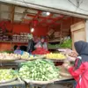 Aktivitas jual beli di Pasar Induk Gedebage, Bandung Timur, Jawa Barat, di tengah kenaikan harga cabai jelang