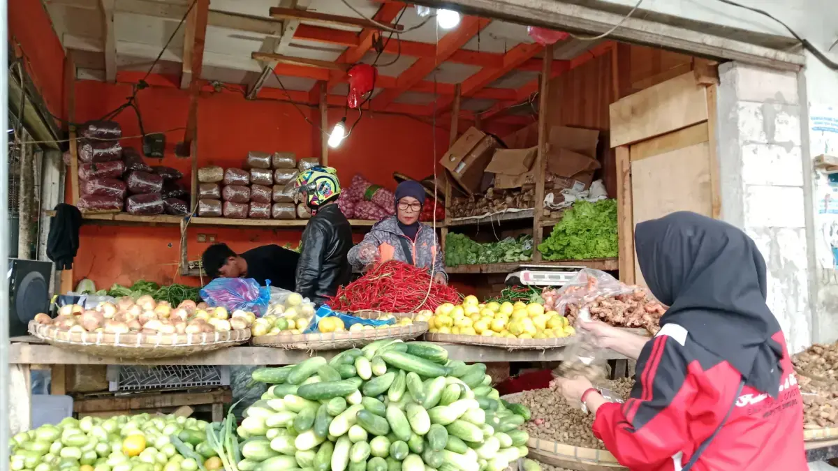 Aktivitas jual beli di Pasar Induk Gedebage, Bandung Timur, Jawa Barat, di tengah kenaikan harga cabai jelang