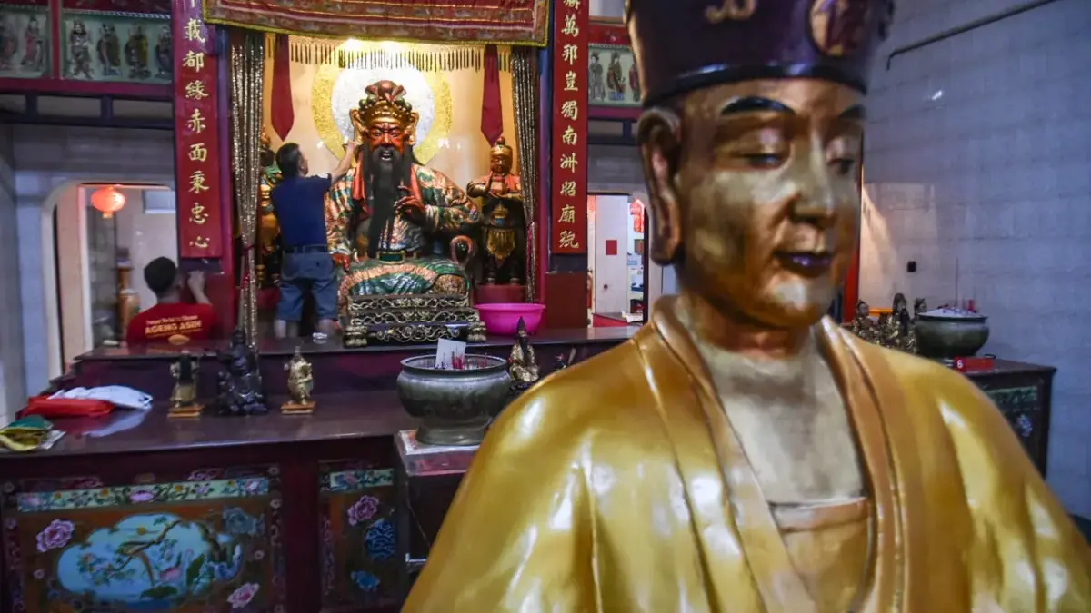 Imlek 2026, 319 Personel Polrestabes Bandung Amankan 17 Vihara Relawan membersihkan patung Dewa di Vihara Dharma Ramsi, Kota Bandung, Kamis (12/2). Pembersihan patung dewa d