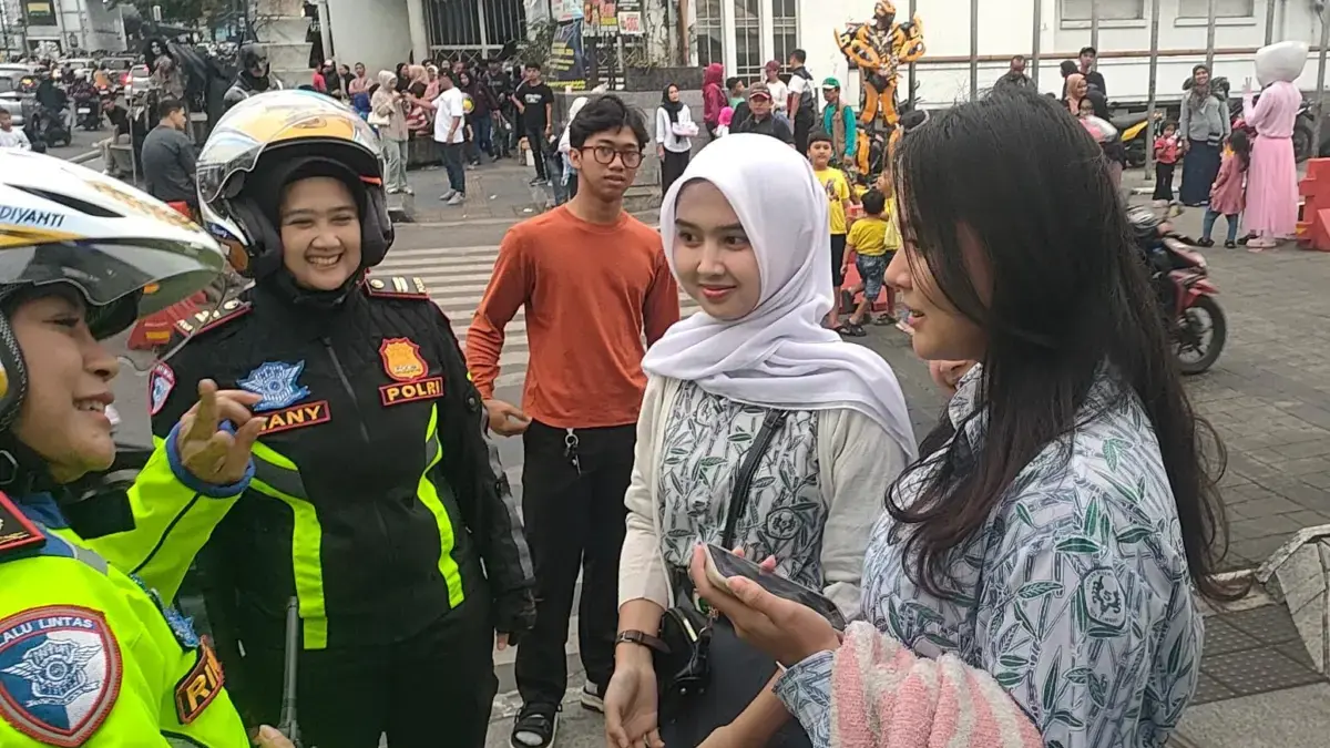 Urai Kepadatan, Polwan Polrestabes Bandung Patroli di Sejumlah Titik Keramaian Dok. Anggota Polwan Polrestabes Bandung saat lakukan patroli di pusat keramaian Jl Asia Afrika, Kota Bandung.