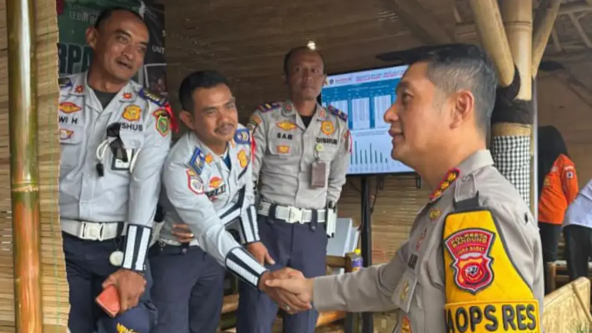 Kapolresta Bandung Kombes Pol Aldi Subartono saat menyalami petugas Dishub saat meninjau Pos Terpadu Lembur Ka