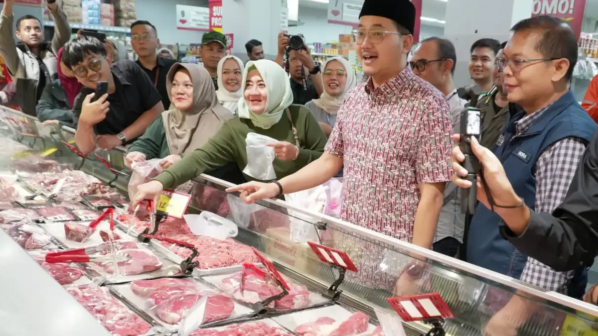 Sepekan Jelang Lebaran 2026, Cabai Rawit Tembus Rp80 Ribu Meski Stok Pangan Lain Aman dan Stabil Wakil Wali Kota Cimahi, Adhitia Yudhistira bersama Kabid Perdagangan Disdagkoperin, Indra Bagjana saat Monitor