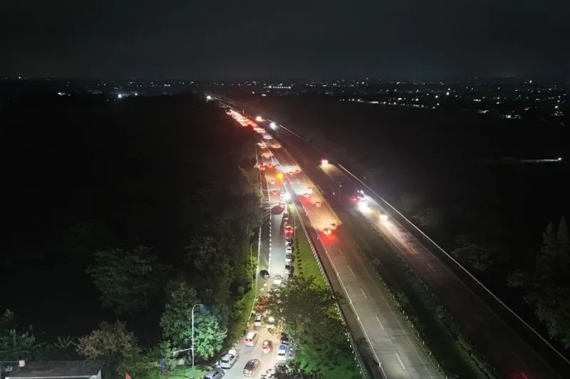 Volume kendaraan di ruas Tol Cikopo–Palimanan (Cipali), termasuk wilayah Cirebon, Jawa Barat, mengalami lonjak