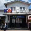 Suasana di depan Stasiun Kereta Api Cianjur jelang Lebaran 2026. (Foto: CIANJUR EKSPRES/Akmal Esa Nugraha)--