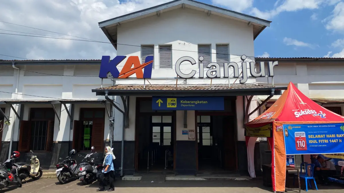 Suasana di depan Stasiun Kereta Api Cianjur jelang Lebaran 2026. (Foto: CIANJUR EKSPRES/Akmal Esa Nugraha)--