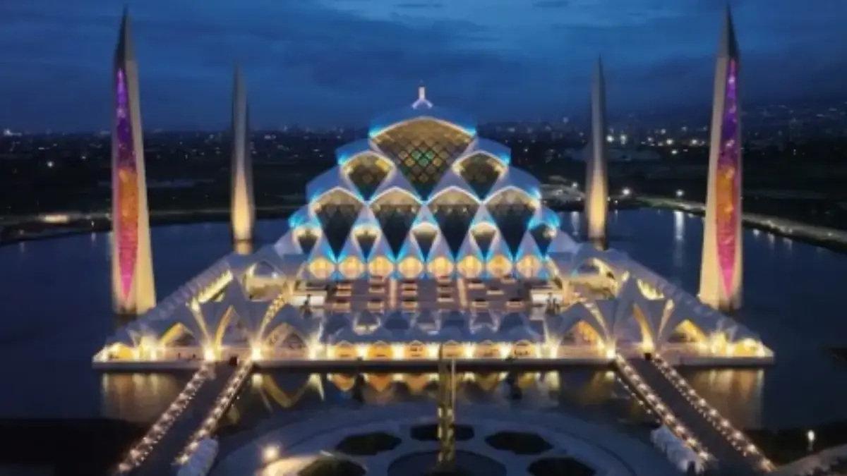 masjid Al Jabbar, menjadi salah satu masjid di Bandung yang direkomendasikan untuk I\'tikaf.