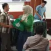 Tim Relawan Bedas menggelar kegiatan sosial berupa pembagian paket sembako di Aula wilayah Pameungpeuk, Kabupa