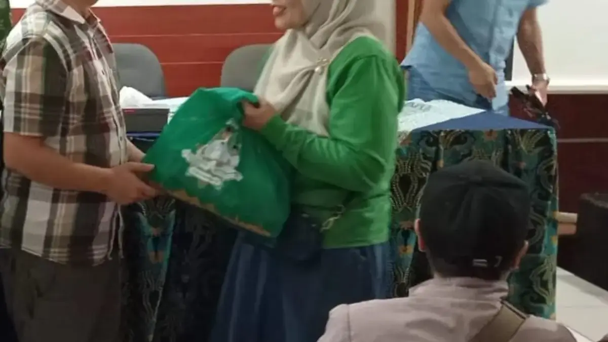 Tim Relawan Bedas menggelar kegiatan sosial berupa pembagian paket sembako di Aula wilayah Pameungpeuk, Kabupa
