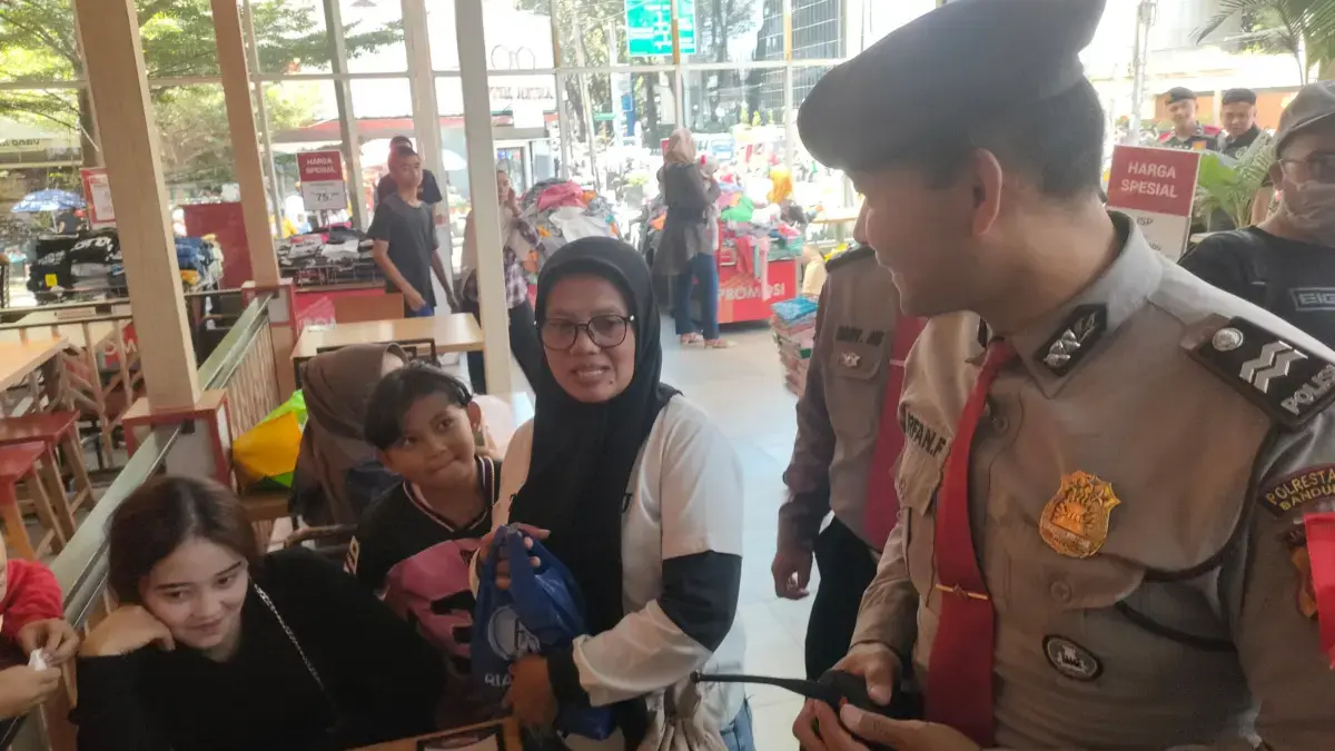 Dok. Polsek Regol dan Polwan Polrestabes Bandung saat gelar Patroli Dialogis di salah satu Pusat Perbelanjaan