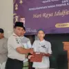 Caption: Kepala Lapas Banjar, Tutut Prasetyo menyerahkan remisi kepada warga binaan, Sabtu (21/3/2026). Sebany