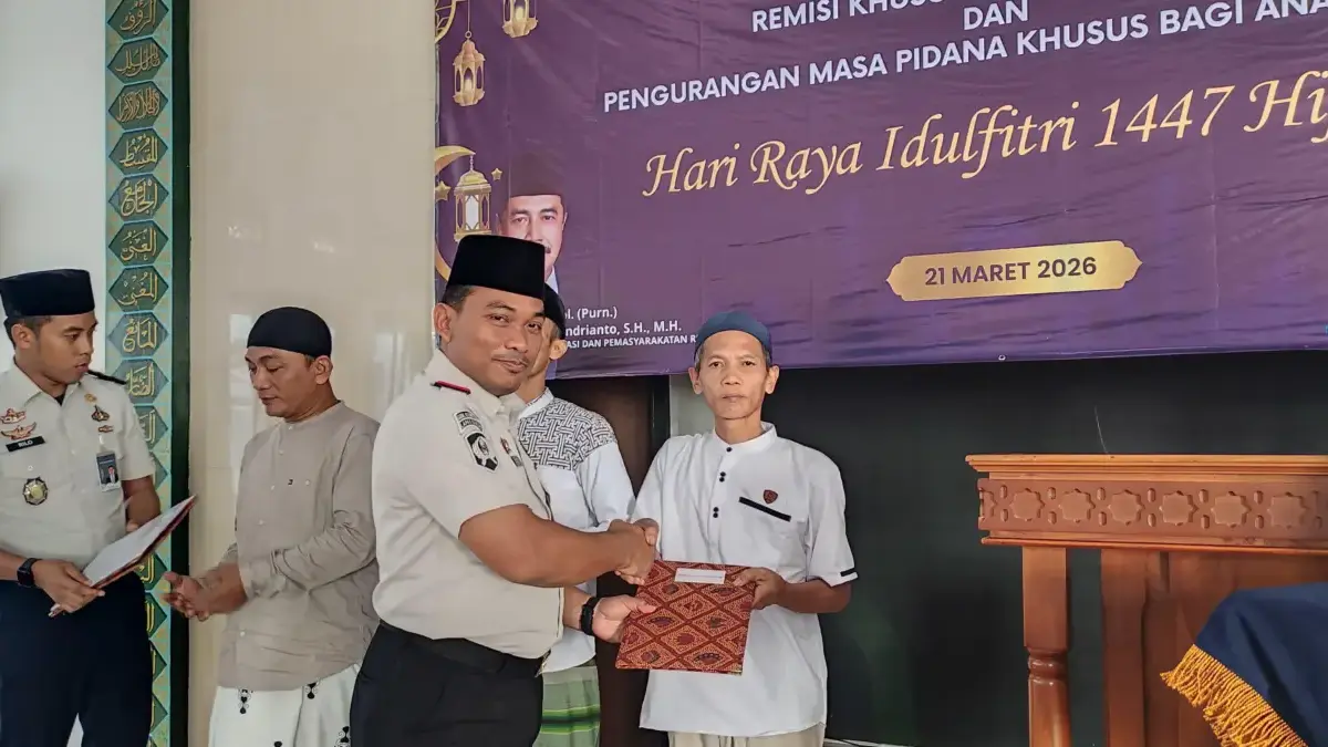 428 Warga Binaan Lapas Banjar Dapat Remisi Khusus Idul Fitri 1447 H Caption: Kepala Lapas Banjar, Tutut Prasetyo menyerahkan remisi kepada warga binaan, Sabtu (21/3/2026). Sebany