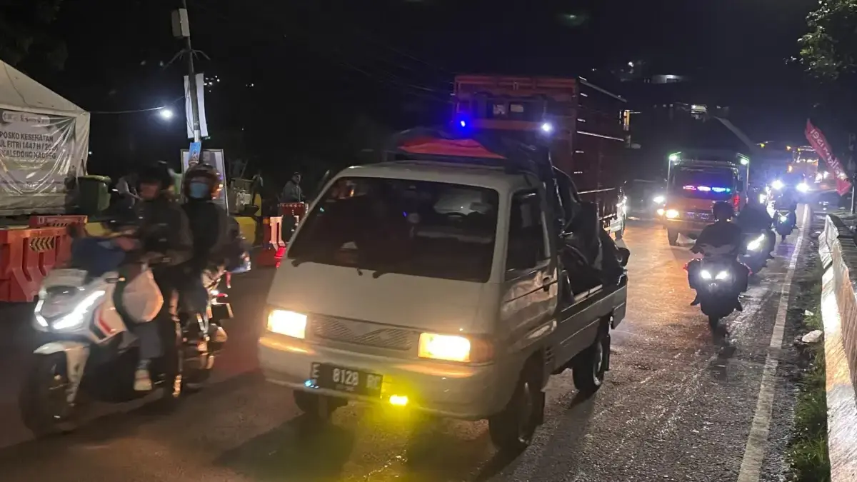 Arus Mudik H-3 di Nagreg Berpotensi Naik Malam Ini, One Way Sudah Diterapkan Arus lali lintas di Cikaledong, Nagreg, Kabupaten Bandung, Rabu (18/3/2026) malam. Foto Agni Ilman Darmawan