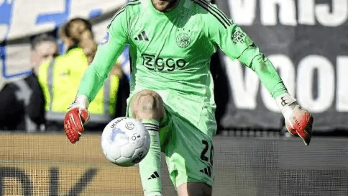 Maarten Paes Catat Clean Sheet Perdana Bersama Ajax, Tahan Imbang PEC Zwolle