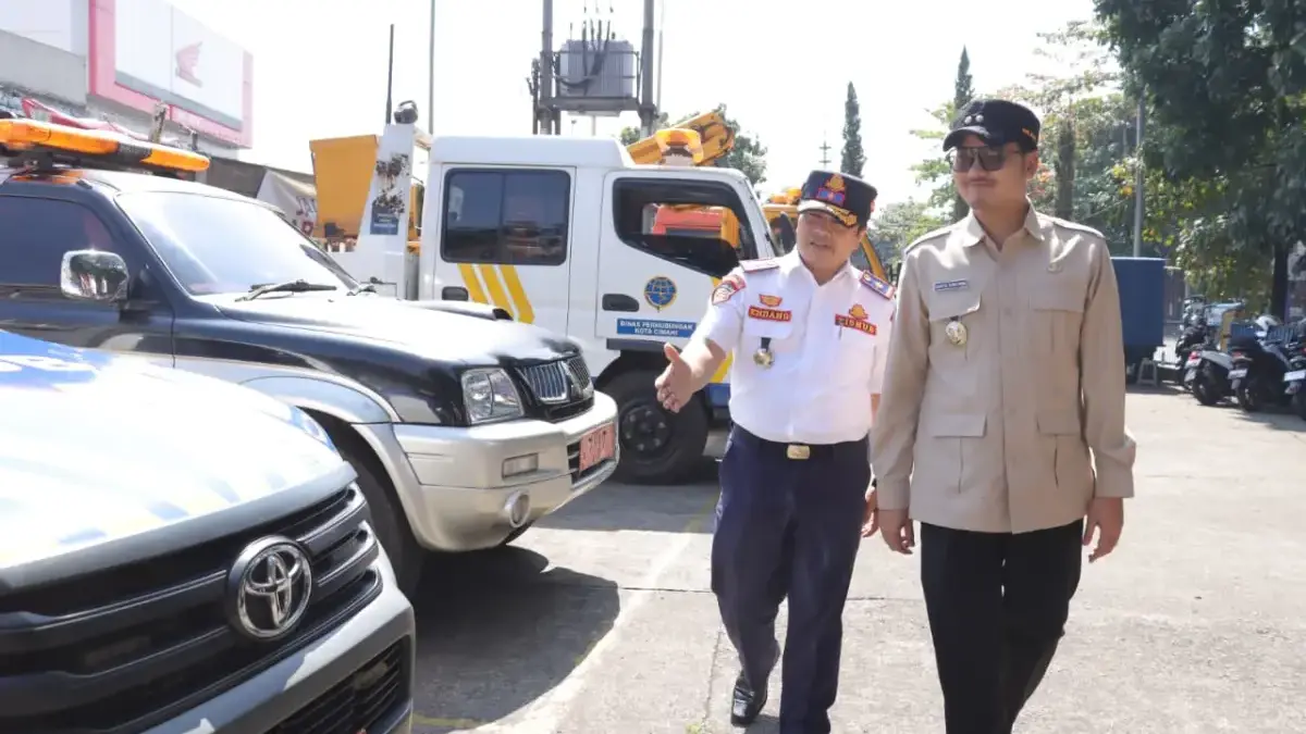 Wakil Wali Kota Cimahi, Adhitia Yudhistira bersama Kadishub Cimahi, Endang saat Meninjau Kesiapanan Armada Din