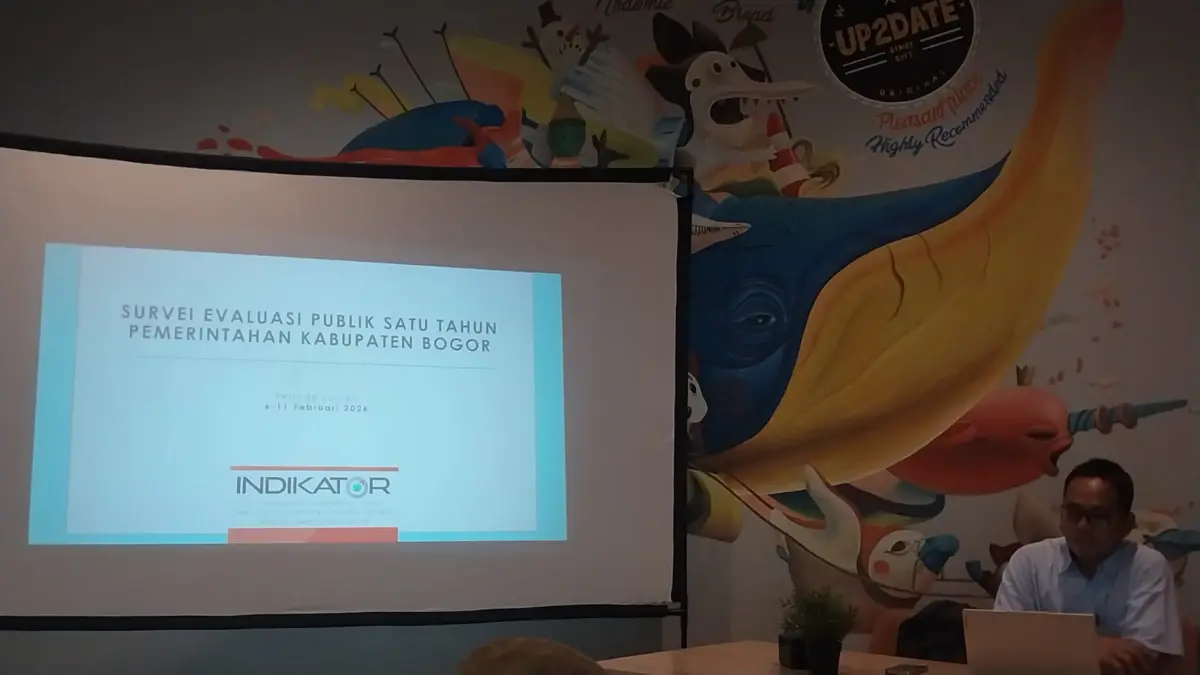 Indikator Politik Indonesia Ungkap Kinerja Bupati dan Wakil Bupati Bogor Saling Menguatkan Peneliti Indikator Politik Indonesia, Bawono Kumoro saat memberikan penjelasan di Cibinong. Foto: Regi