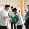 Bupati Bandung Kang DS saat kegiatan Jumat Keliling di Masjid Ponpes Al Burdah Kutawaringin, Jumat (27/3/202