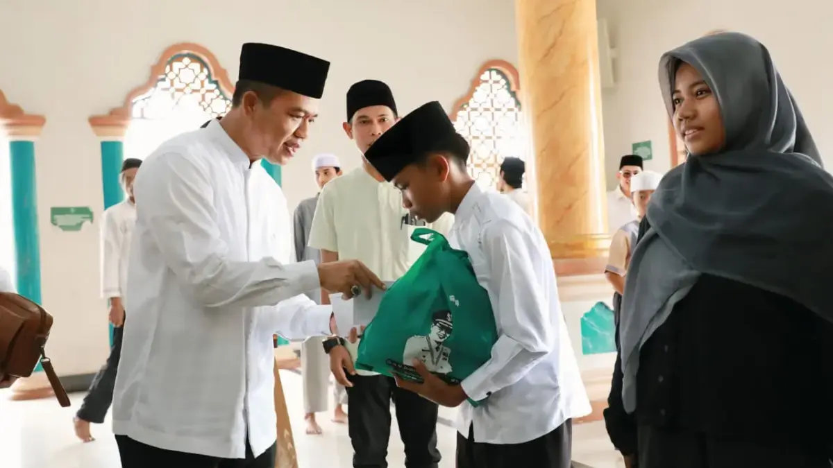 Usulan Bupati Kang DS Terwujud, SMAN 1 Kutawaringin Resmi Berdiri Bupati Bandung Kang DS saat kegiatan Jumat Keliling di Masjid Ponpes Al Burdah Kutawaringin, Jumat (27/3/202