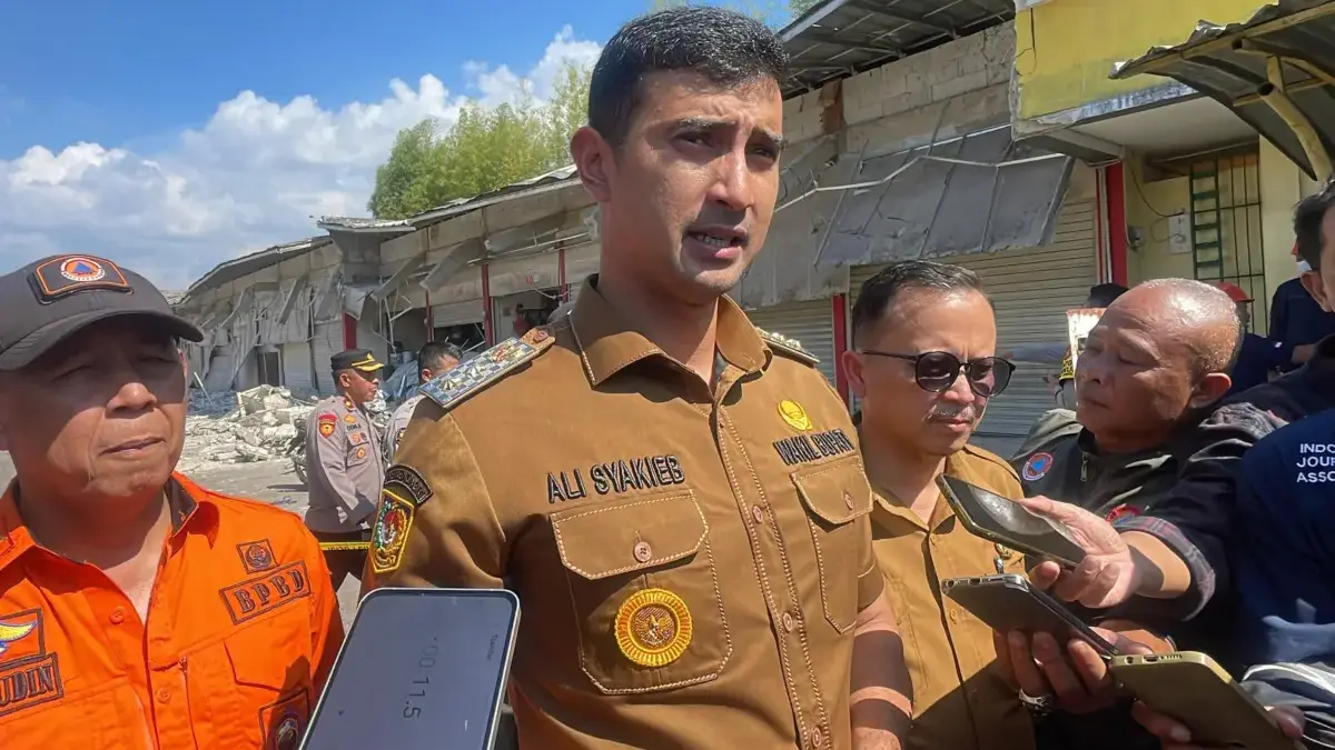 Wabup Ali Minta Pengecekan Kelayakan Bangunan Usai Atap Blok 3 Pasar Soreang Ambruk Wakil Bupati Bandung Ali Syakieb saat meninjau lokasi ambruknya atap atau plafon blok 3 pasar sehat soreang, S
