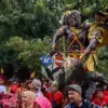 Umat Hindu mengarak ogoh-ogoh saat pawai budaya ogoh-ogoh di Kota Cimahi, Jawa Barat, Selasa (17/3). Pawai bud