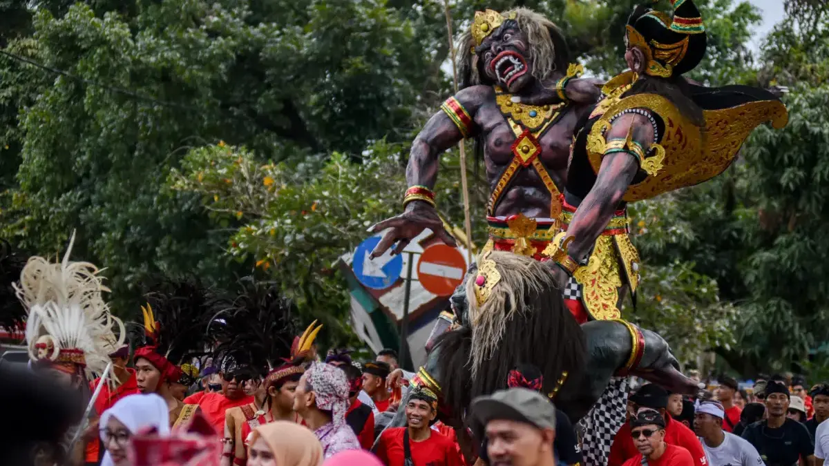 Warga Membludak Penuhi Jalan, Pawai Ogoh-Ogoh Cimahi Jadi Tontonan Favorit Umat Hindu mengarak ogoh-ogoh saat pawai budaya ogoh-ogoh di Kota Cimahi, Jawa Barat, Selasa (17/3). Pawai bud