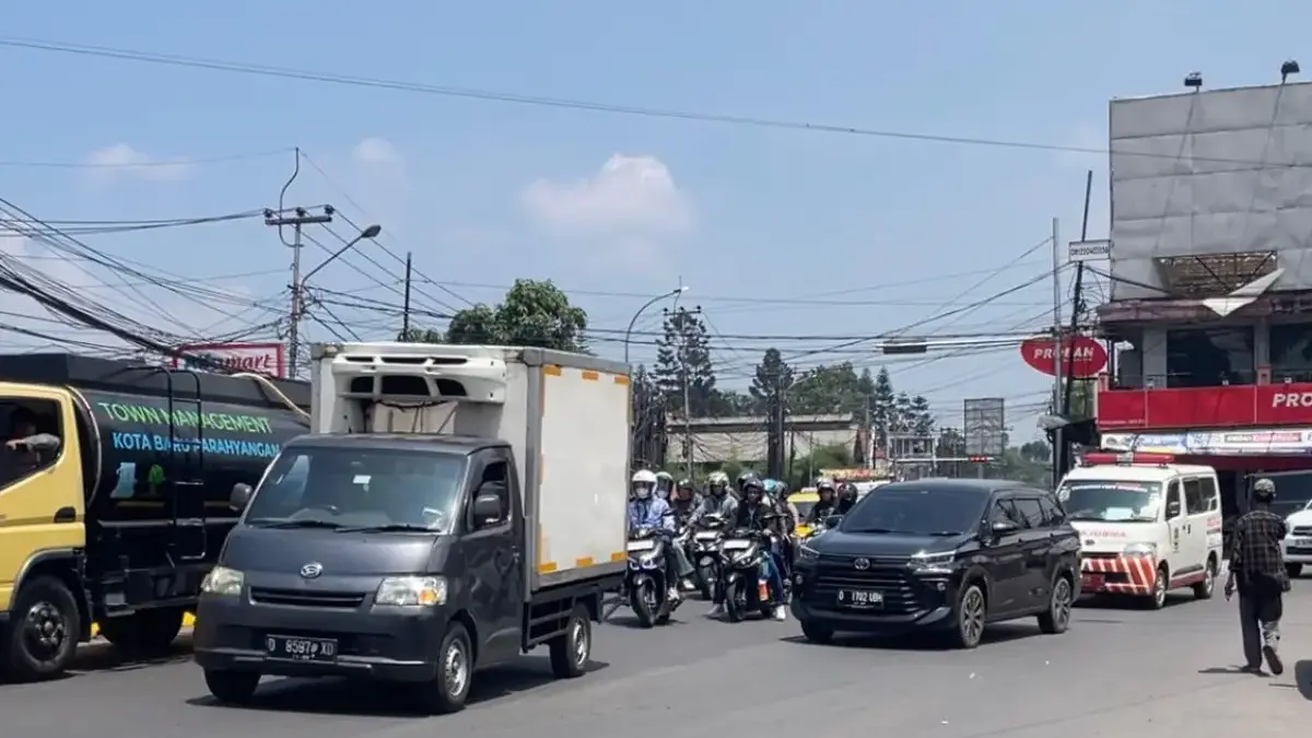 Pemkab Bandung Barat Fokus Awasi Arus Mudik di Titik Strategis Ruas Jalan Arteri Padalarang, Kabupaten Bandung Barat mulai dipadati pemudik dari arah Cianjur. Jumat (20/3).
