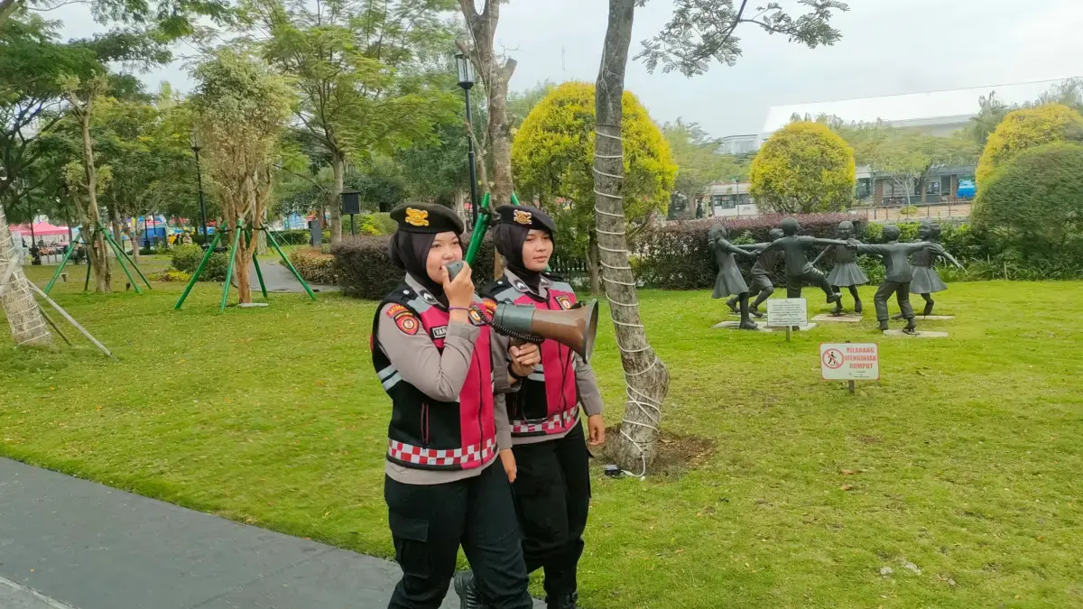 Sambangi Pusat Keramaian, Polrestabes Bandung Ingatkan Masyarakat Waspada Aksi Kejahatan di Momen Libur Lebara Dok. Jajaran Polwan Polrestabes Bandung saat memberikan imbauan kepada masyarakat yang berkunjung ke pusat ker