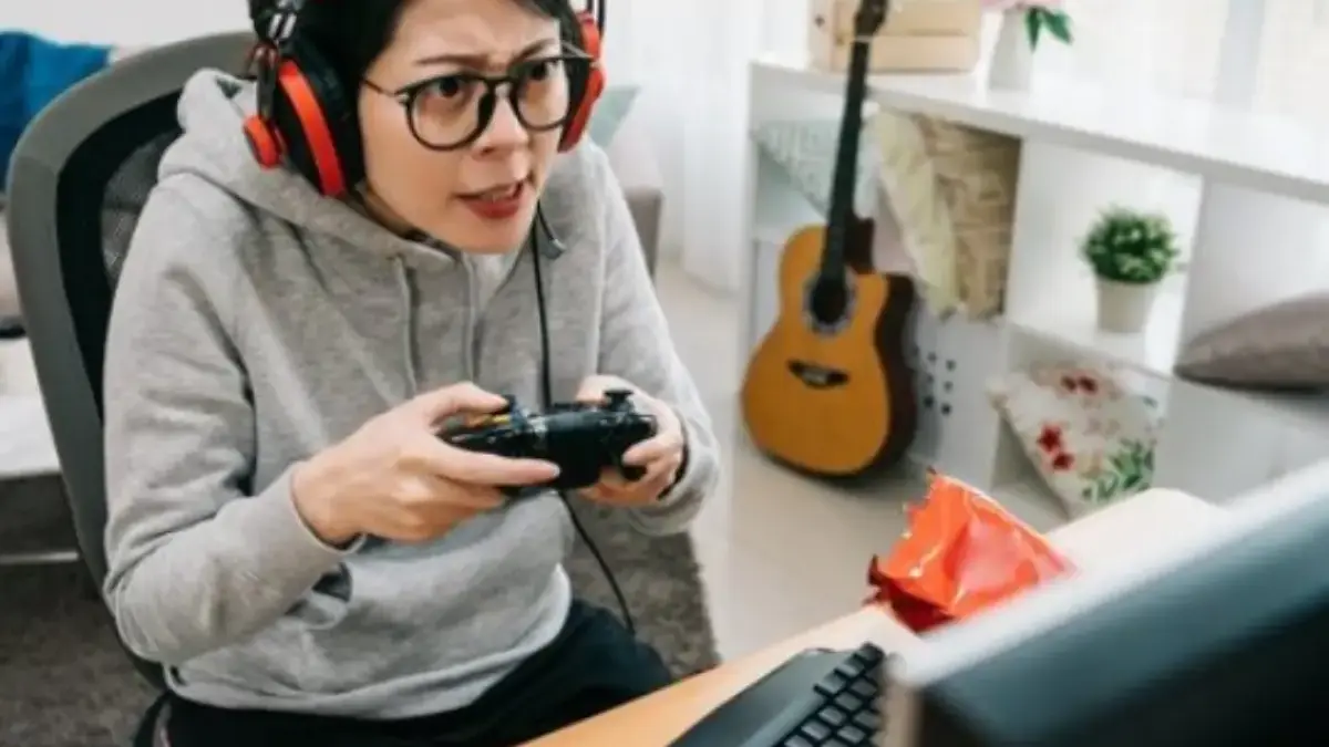 Kenali Ciri Game Penghasil Uang yang Aman dan Pasti Membayar ILutrasi memainkan game penghasil uang. (freepik)