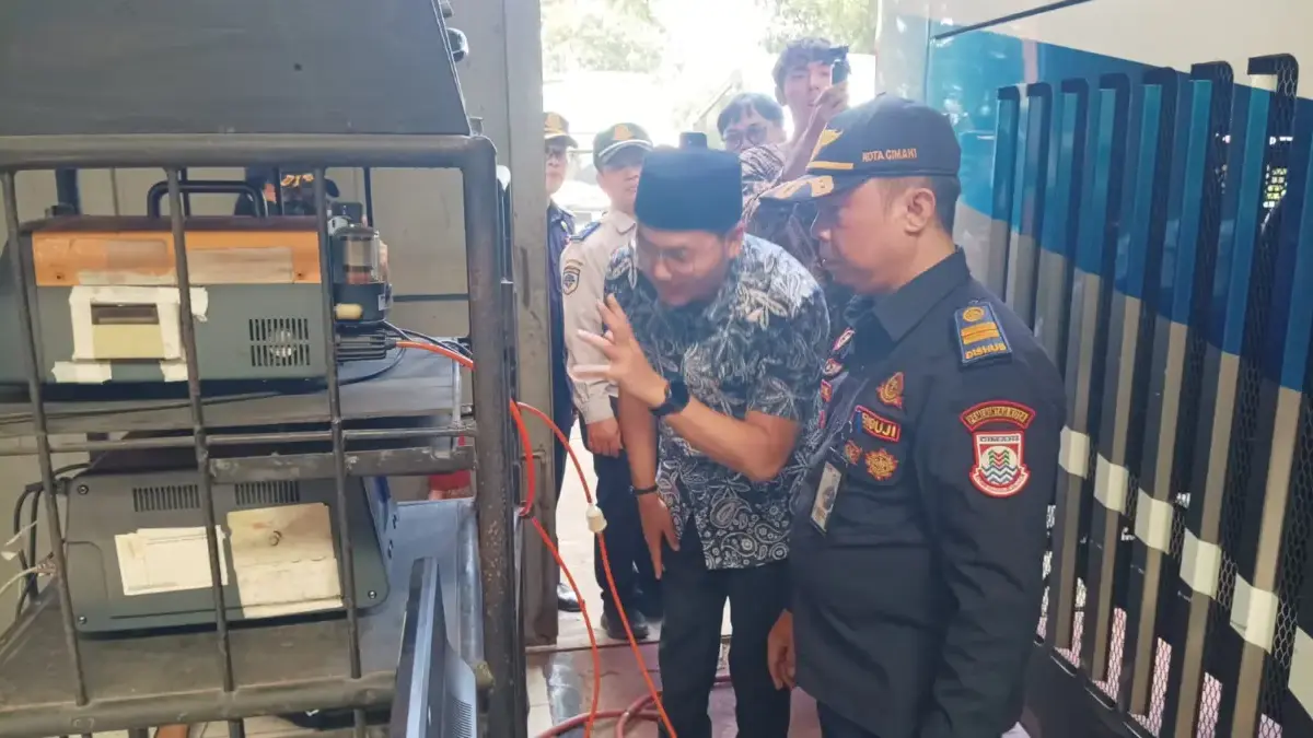 Wakil Wali Kota Cimahi, Adhitia Yudhistira saat Meninjau Langsung Ramp Check pada 15 Unit Armada Bus untuk Pro