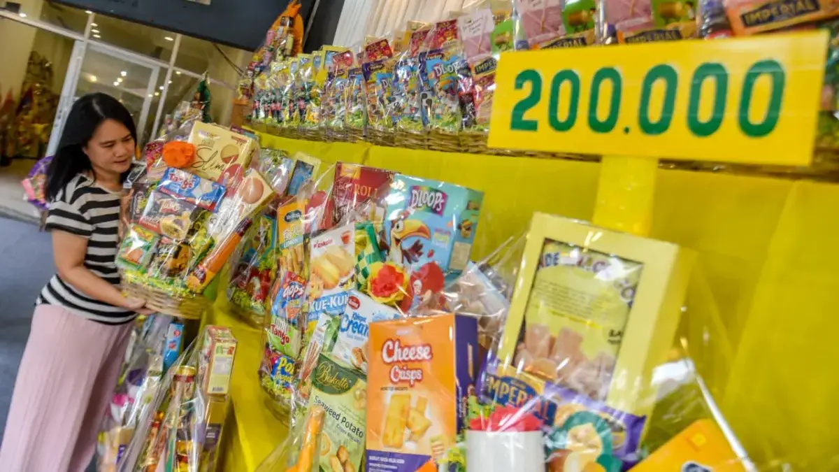 Penjual merapikan parcel jelang lebaran. Foto: Dimas Rachmatsyah / Jabar Ekspres