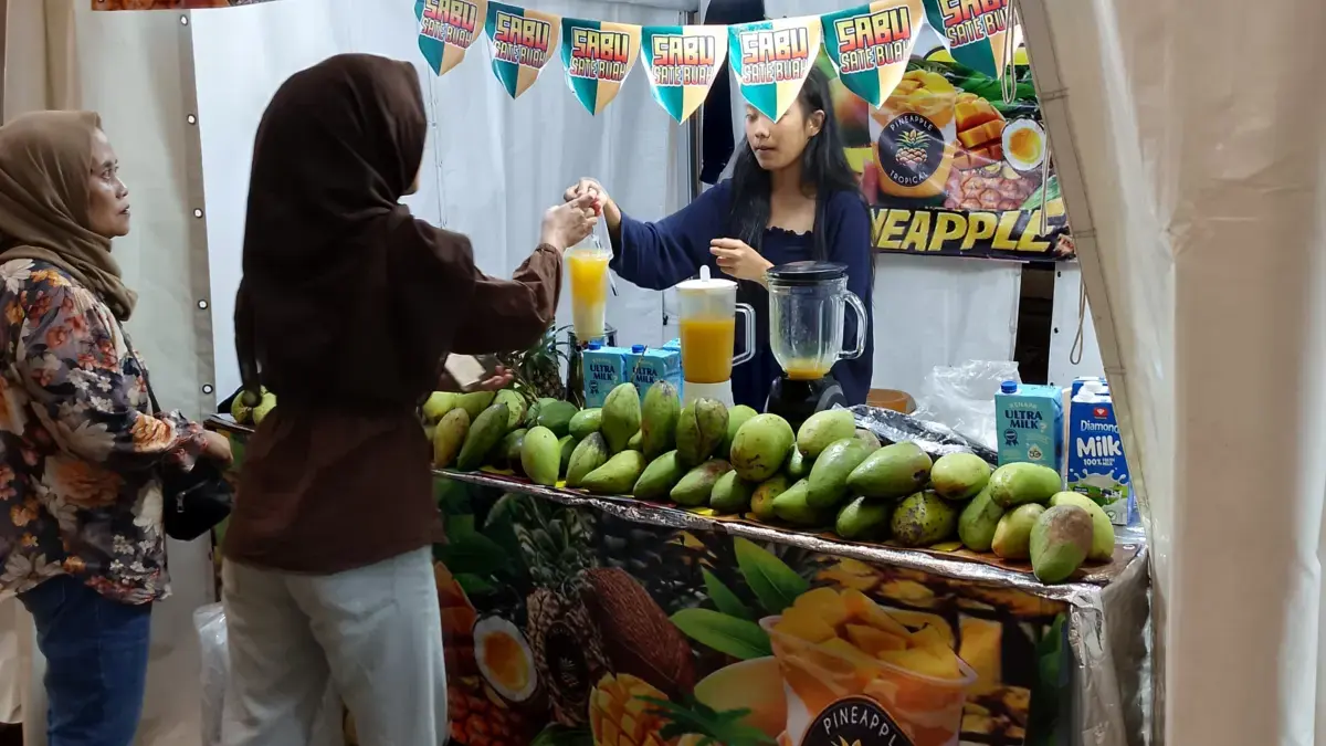 Beberapa Hari Jelang Lebaran, Kawasan Lapak Pedagang Cimahi Tampak Sepi Penjual jus dan es buah di kawasan Pemkot Cimahi yang masih tetap buka meski kawasan tersebut sudah sepi (mong