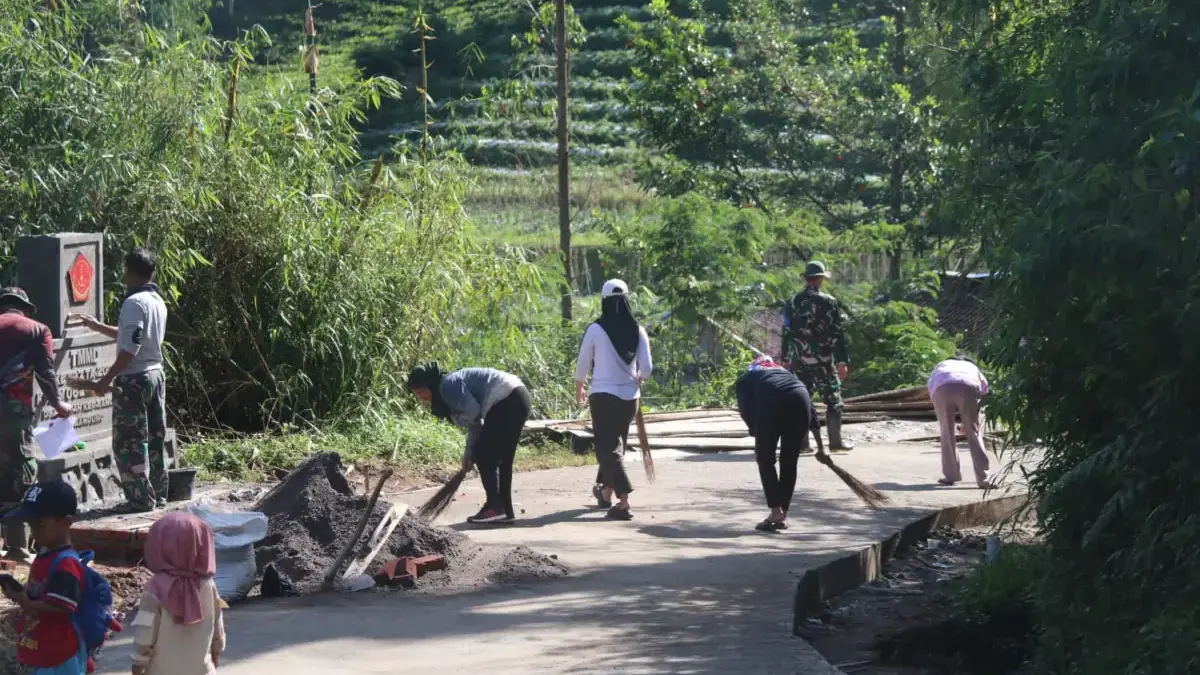 Satgas TMMD dan Warga Gotong Royong Rapikan Jalan Beton gotong royong