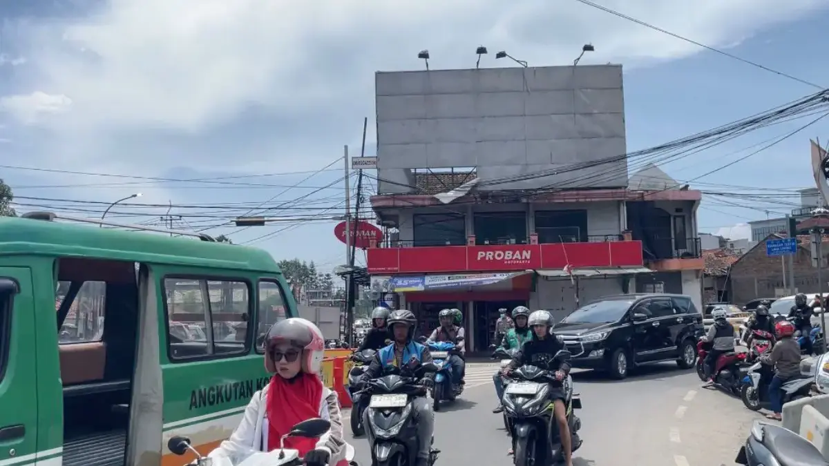 Jalur arteri Padalarang, Bandung Barat dipadati kendaraan pribadi. Jumat (20/3). Dok Jabar Ekspres/Suwitno