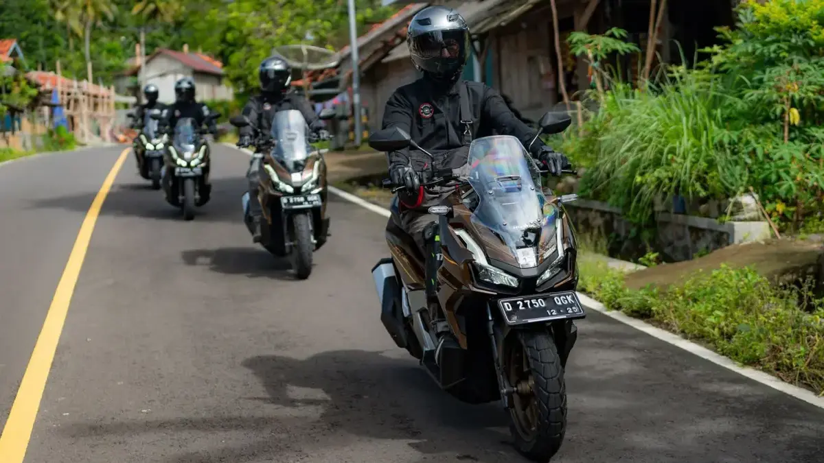 ILUSTRASI penggunaan Rem Depan Hanya Saat Motor Dalam Keadaan Lurus dan Tegak