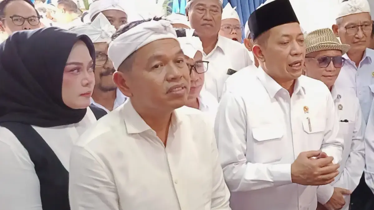 Gubernur Jawa Barat Dedi Mulyadi (dua dari kiri) saat ditemui di Gedung Sate, Senin (16/3). (son)