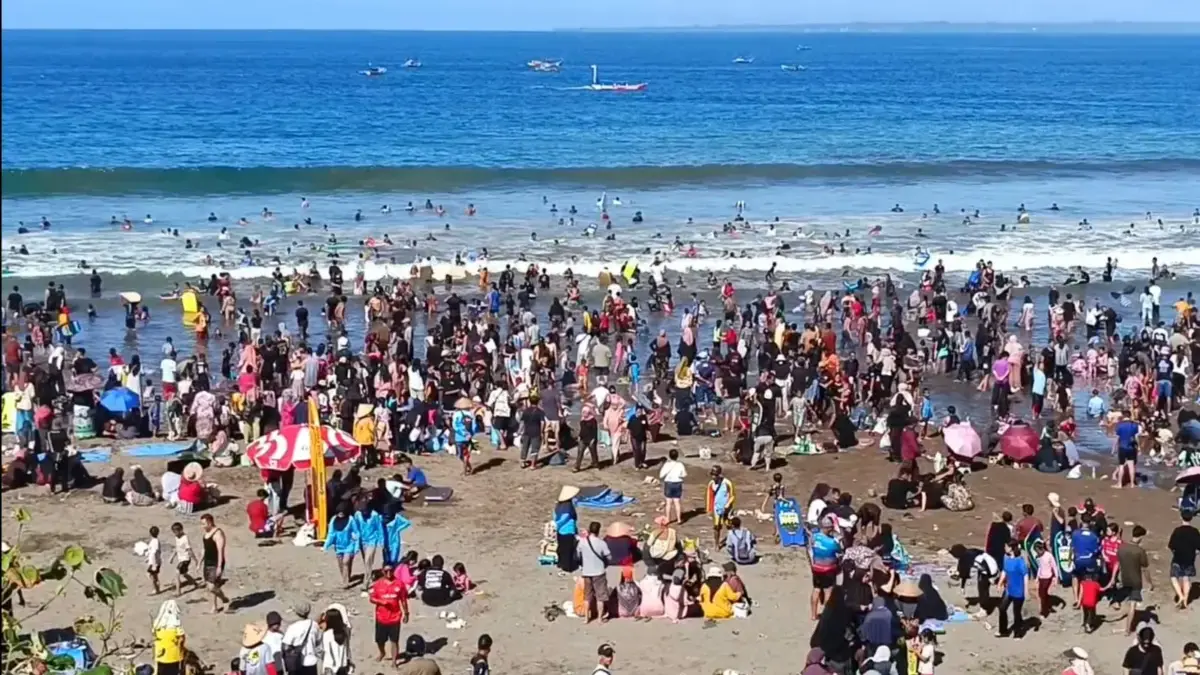 40 Anak Terpisah dari Orang Tua di Pantai Pangandaran Ribuan wisatawan memadati Pantai Pangandaran. Dilaporkan 40 anak terpisah dengan orang tuanya. (Cecep