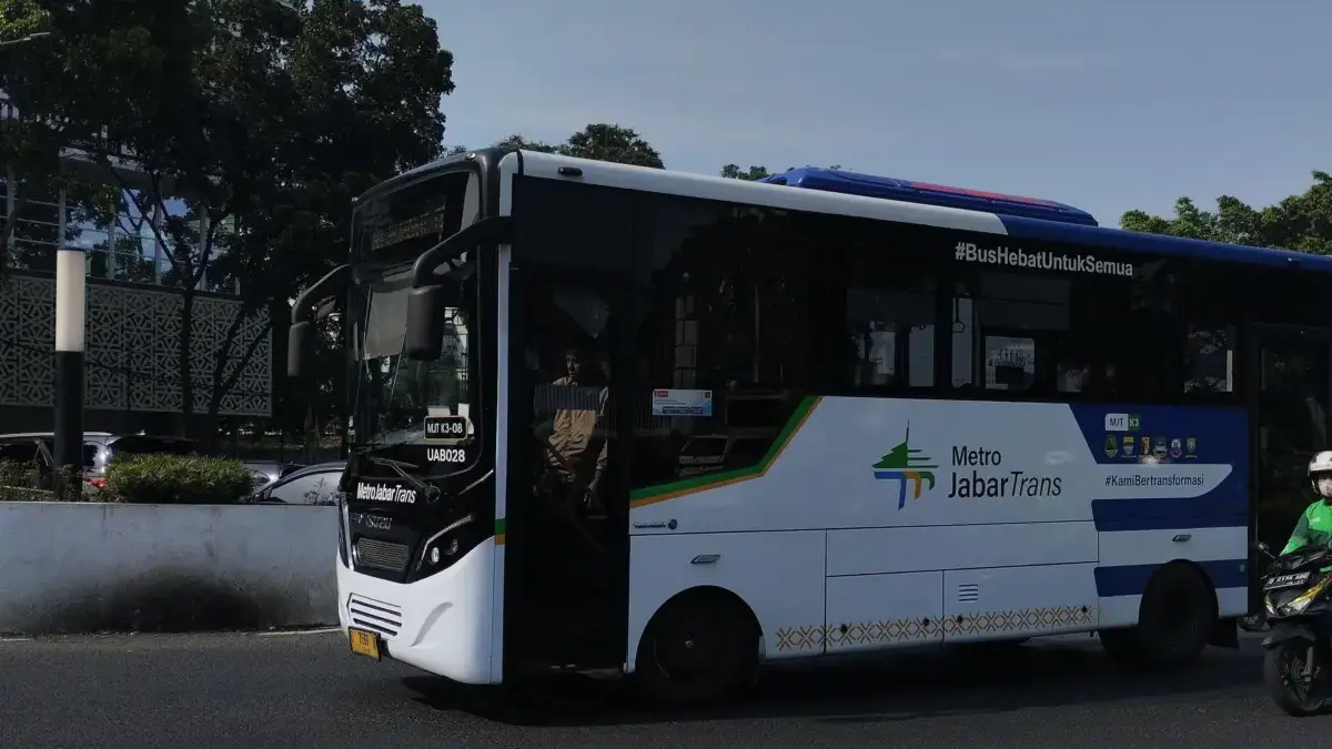 Bus Metro Jabar Trans melintas di Kota Bandung. Foto Dimas Rachmantsyah