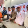 Ketua DPD PKS Kabupaten Bandung Barat, Iman Budiman bersama jajaran lainnya resmi membuka posko mudik gratis d