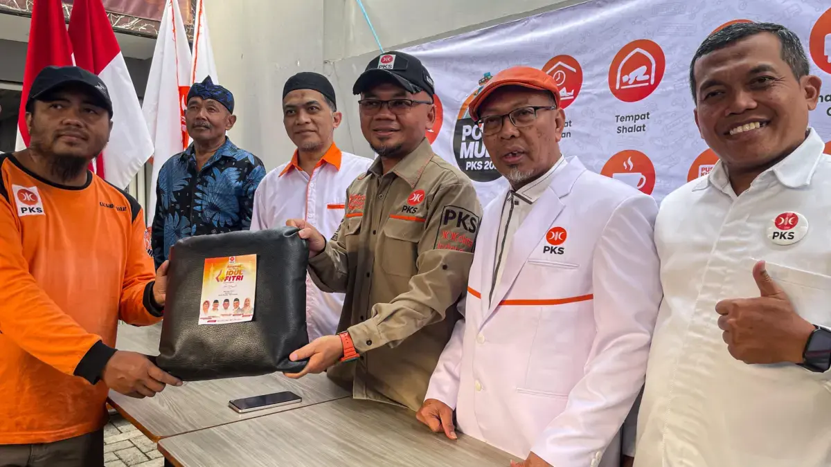 Layani Pemudik, PKS Bandung Barat Hadirkan Posko Mudik Lengkap di Gadobangkong Ketua DPD PKS Kabupaten Bandung Barat, Iman Budiman bersama jajaran lainnya resmi membuka posko mudik gratis d