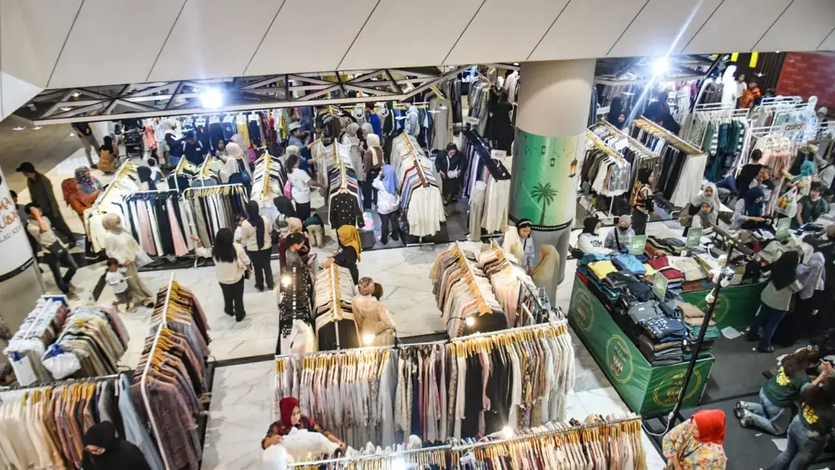 Jelang Lebaran, Pengunjung Pusat Perbelanjaan di Bandung Naik 20 Persen Pengunjung memadati pusat perbelanjaan menjelang idul fitri 1447 H di Mall The Kings Shopping Center, Kota Ban
