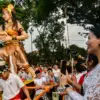 Umat Hindu menonton pawai budaya ogoh-ogoh di Kota Cimahi, Jawa Barat, Selasa (17/3). Pawai budaya ogoh-ogoh y