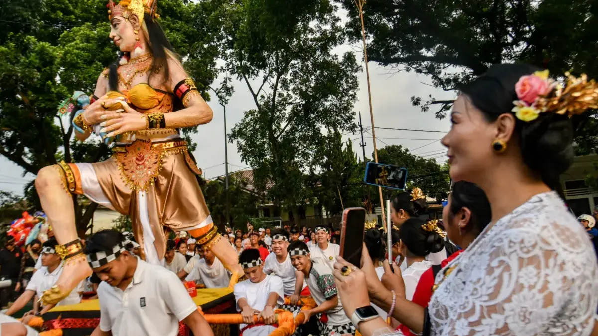 Ngatiyana: Pawai Ogoh-Ogoh Jadi Simbol Persatuan Lintas Agama di Cimahi Umat Hindu menonton pawai budaya ogoh-ogoh di Kota Cimahi, Jawa Barat, Selasa (17/3). Pawai budaya ogoh-ogoh y