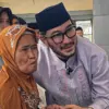 Bupati Bandung Barat, Jeje Ritchie Ismail saat menyapa seorang lansia di Masjid Ash Shiddiq, Ngamprah. Sabtu (