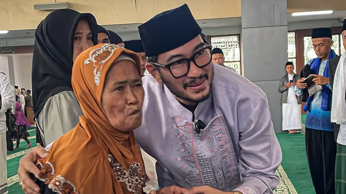 Bupati Bandung Barat, Jeje Ritchie Ismail saat menyapa seorang lansia di Masjid Ash Shiddiq, Ngamprah. Sabtu (