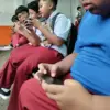 Ilustrasi: Siswa SD menggunakan gawai di Sekolah. Foto: Dimas Rachmatsyah / Jabar Ekspres