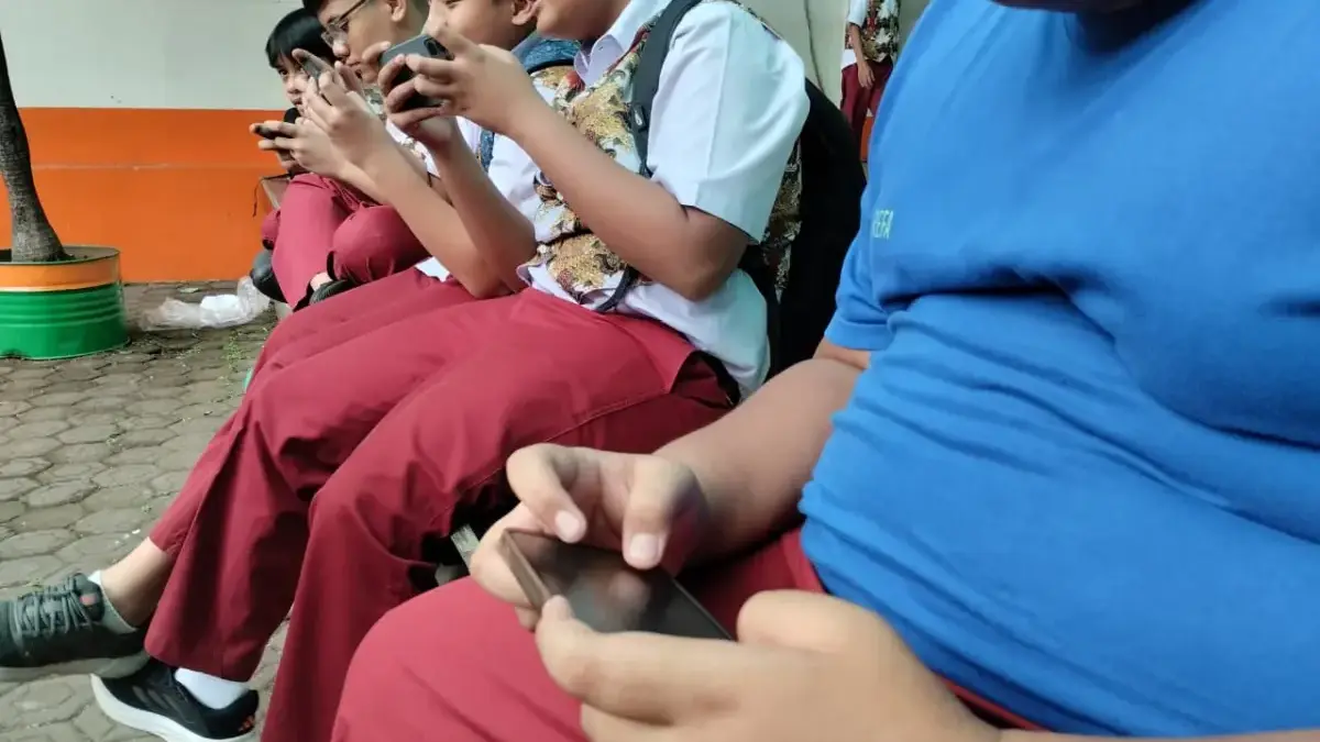 Ilustrasi: Siswa SD menggunakan gawai di Sekolah. Foto: Dimas Rachmatsyah / Jabar Ekspres