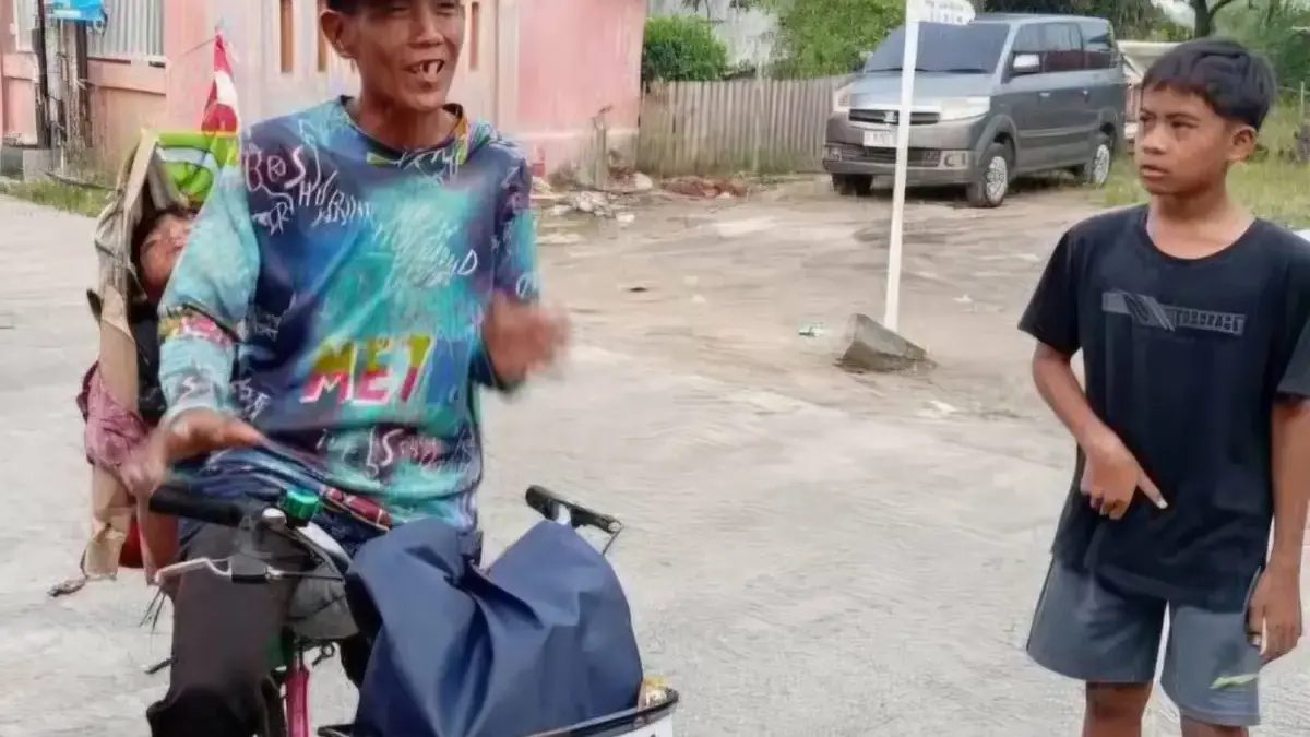 Di bawah terik matahari yang membakar aspal jalur Pantura, sosok Waskum sempat menjadi potret yang menggetarka